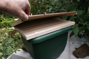 This view shows the bars in place + the spacer bars. It also shows the edge strip around the lid to stop the bars from sliding out sideways and the rain from leaking in under the edge.